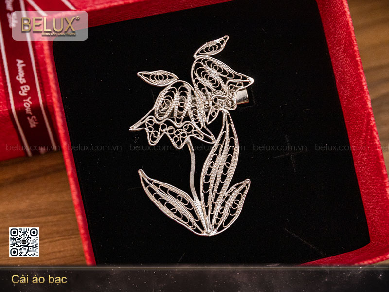 Hoa cài áo bằng bạc mẫu 2